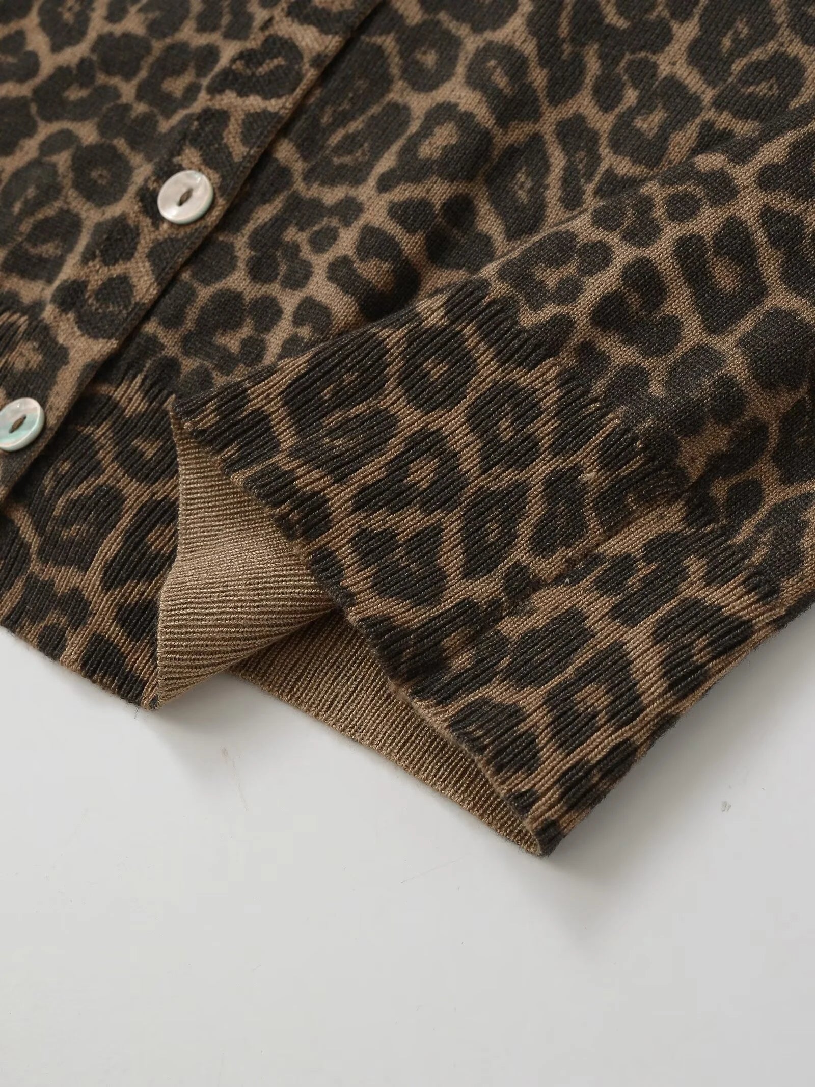 2025 Autumn New Product Women's Fashion Slimming Animal Pattern Printed Long Sleeve Round Neck Knitted Sweater Cardigan