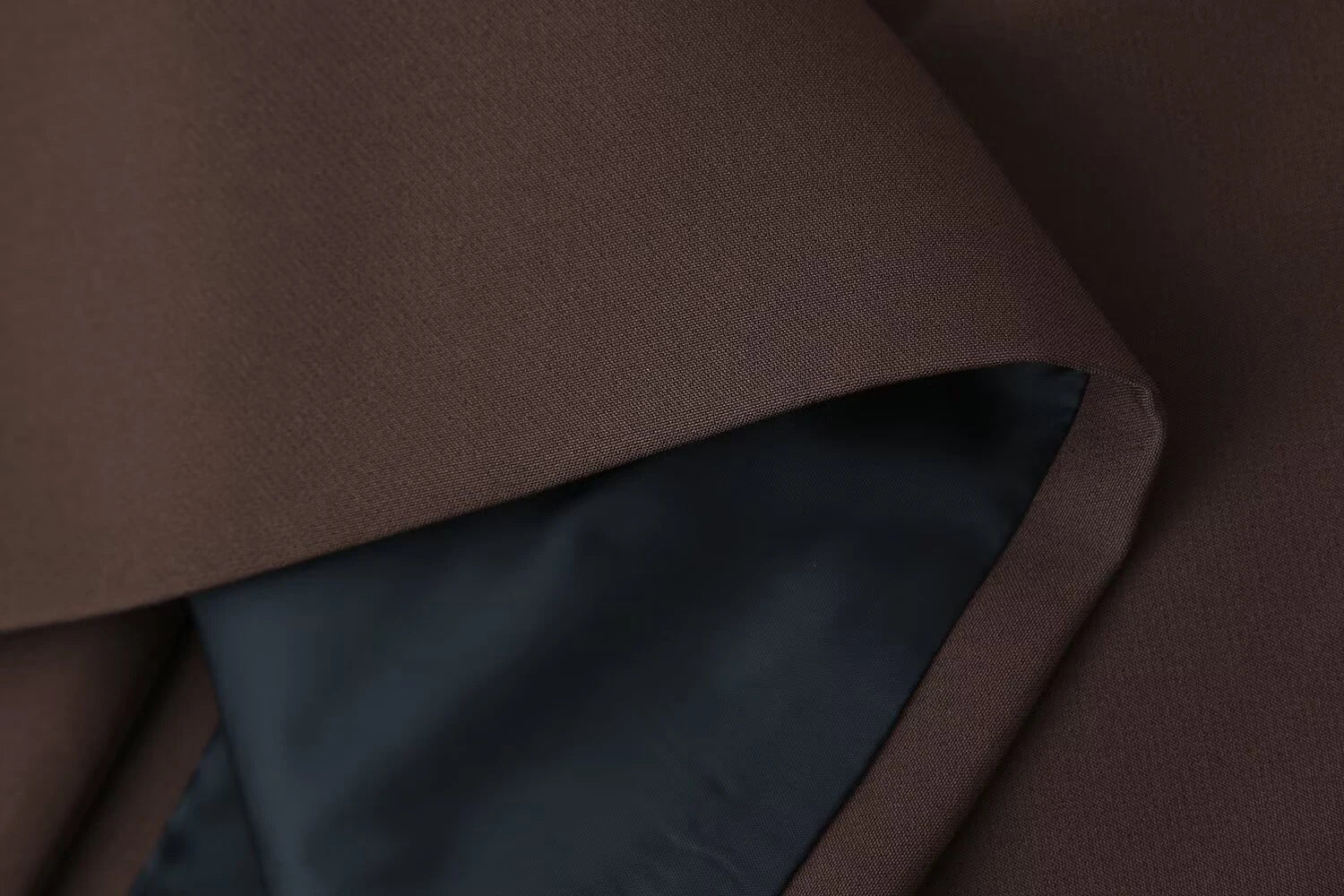 Spring new women's French collar long sleeved double breasted breasted decoration with waist cinching and slimming suit jacket